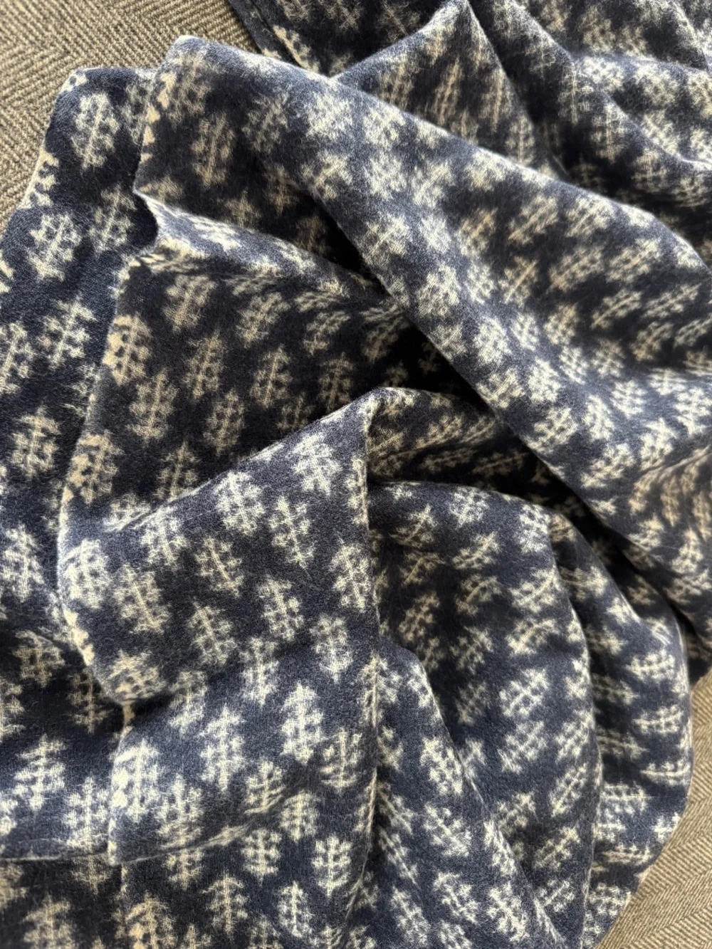 NWOT, NAVY/WHITE WOOL, BLOCKPRINT SCARF WITH FRINGED EDGES ON TWO SIDES